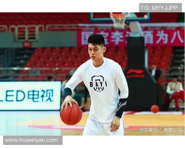 CBA八一队与四川队激战正酣赛场精彩瞬间引发球迷热议 CBA八一队与四川队激战正酣赛场精彩瞬间引发球迷热议