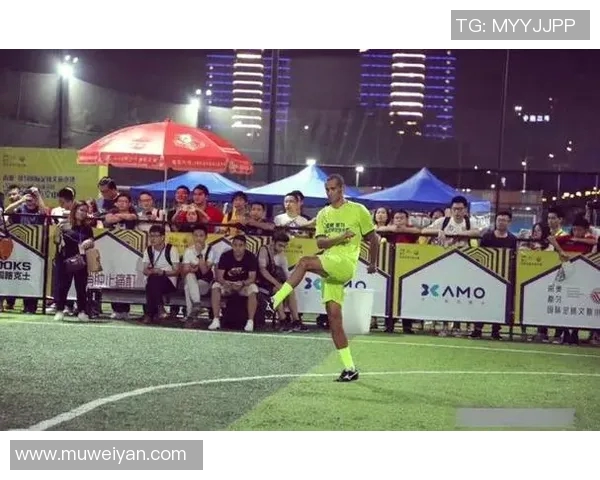 街头风采最帅足球明星展现独特魅力与时尚风格的完美结合